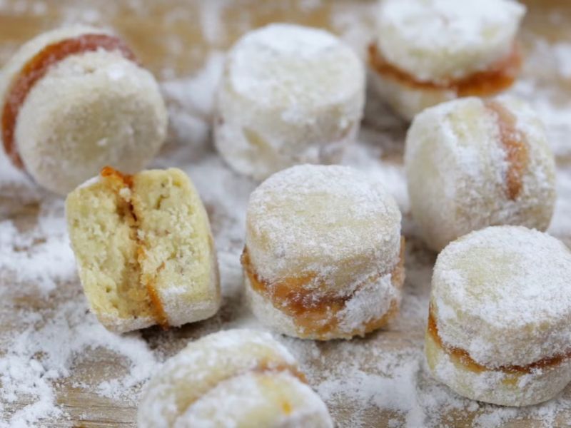 domaće vanilice na stolu uvaljane u prah šećer