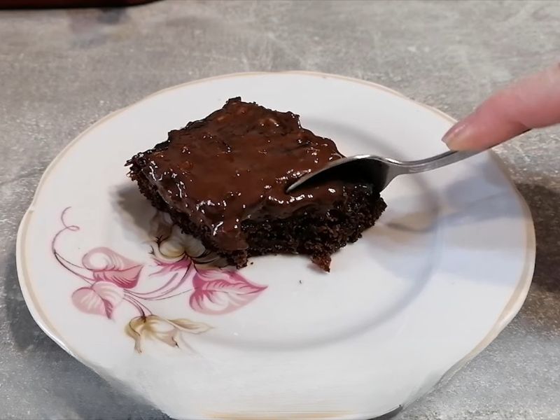 osoba jede kolač sa džemom