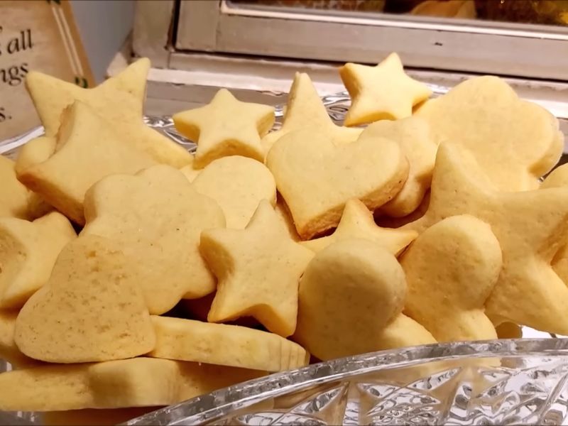 servirani domaći keksići rrazličitih oblika u činiji