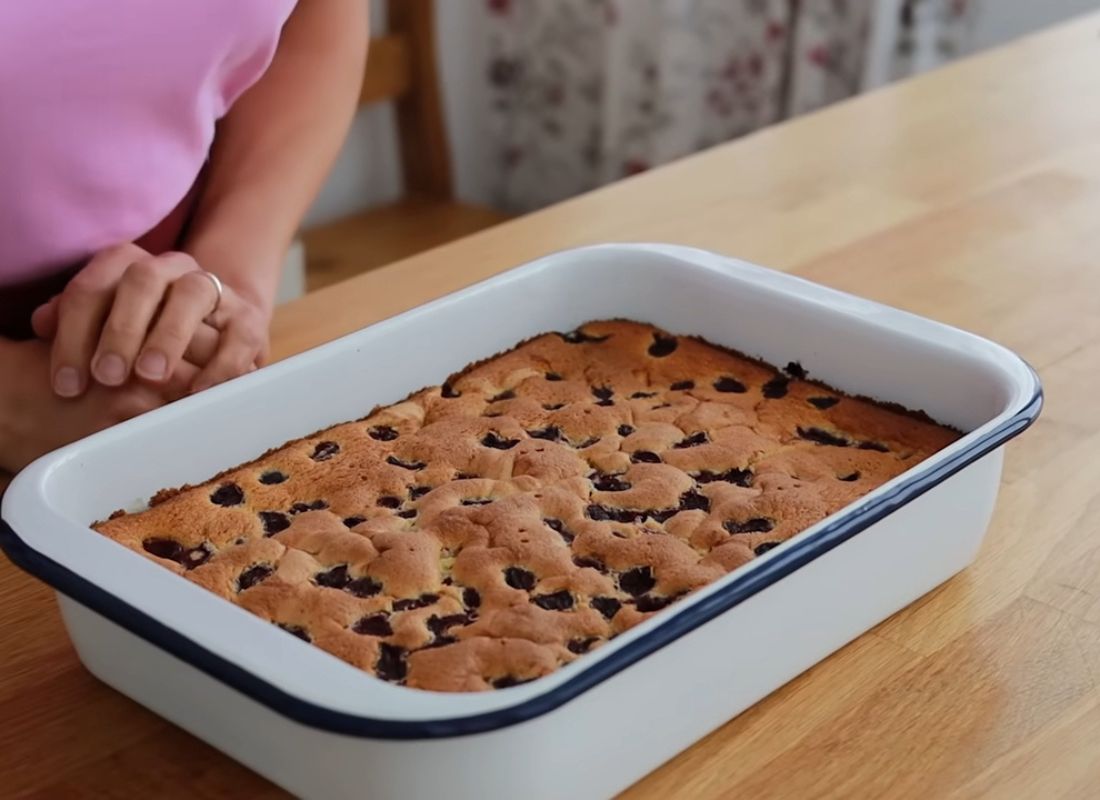 višnja biskvit u tepsiji