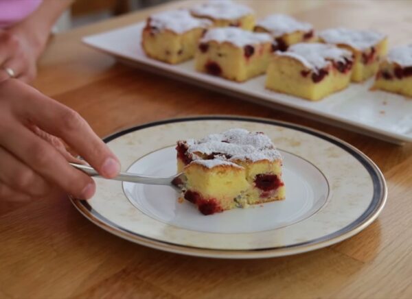 Biskvit sa višnjama – brz i jednostavan recept