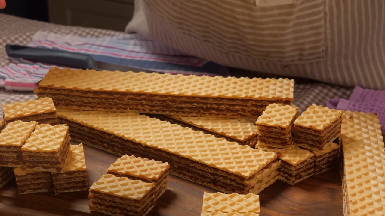 Oblande sa čokoladom i orasima isečene na kocke i štangle, spremne za posluženje na dasci