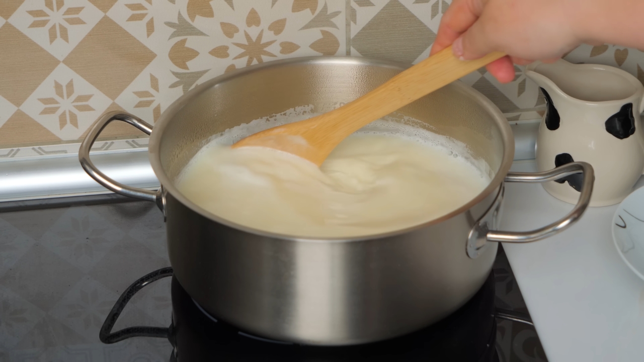 Mleko i šećer se kuvaju u šerpi uz mešanje drvenom varjačom na šporetu