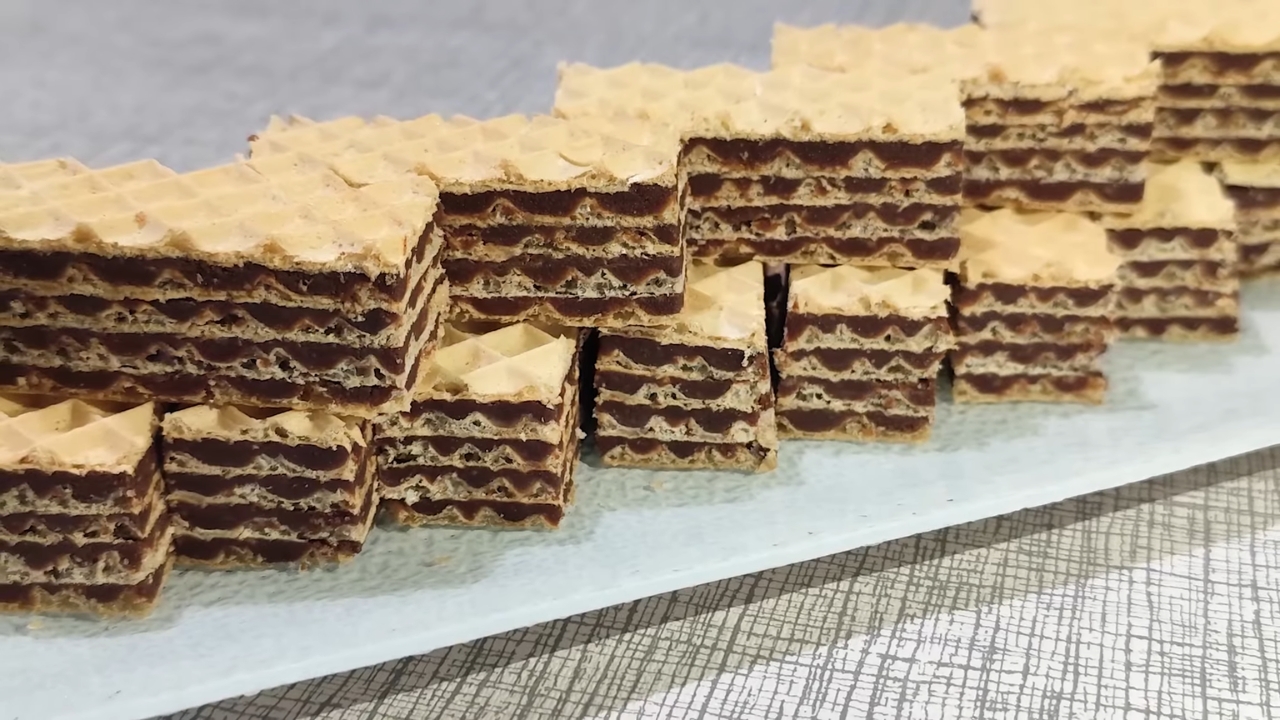 Složene oblande sa bogatim čokoladnim filom isečene na pravilne kocke spremne za serviranje