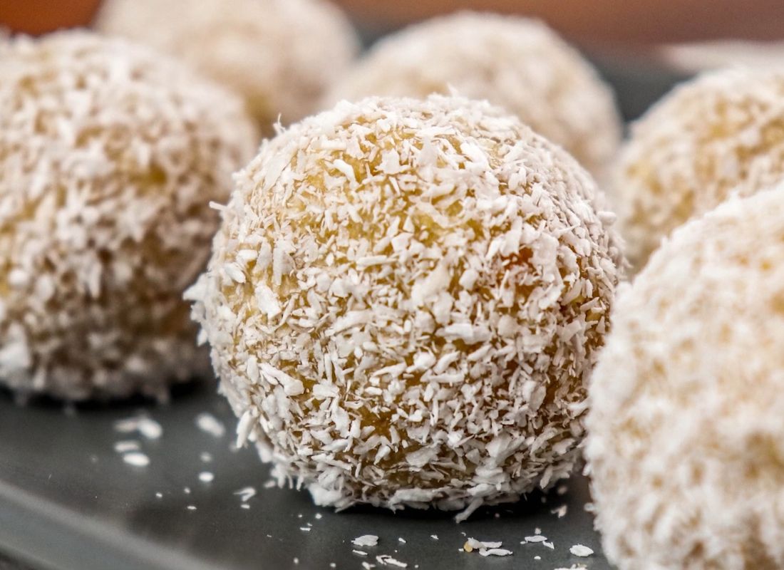 Posne kuglice od banana i plazme uvaljane u kokos