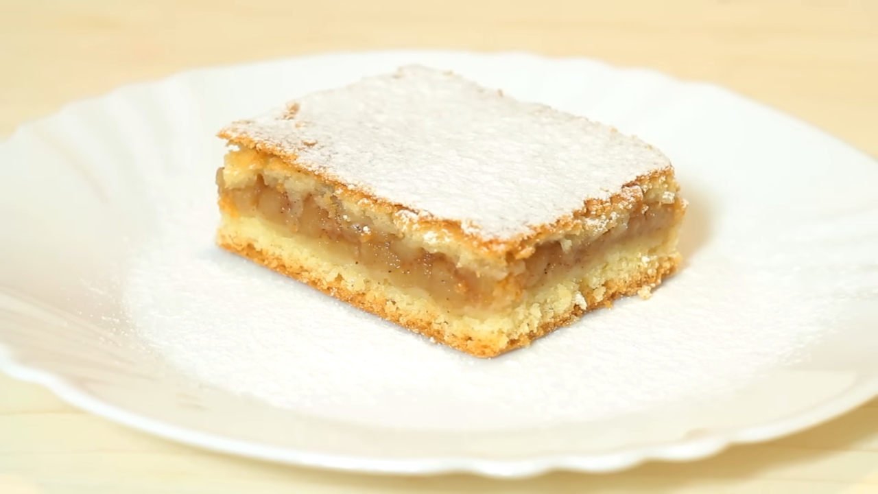 Komad domaće lenje pite sa jabukama serviran na belom tanjiru