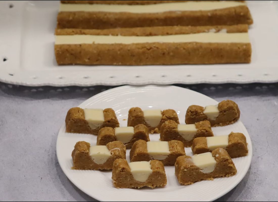 Štanglice sa belom čokoladom na belom ovalu