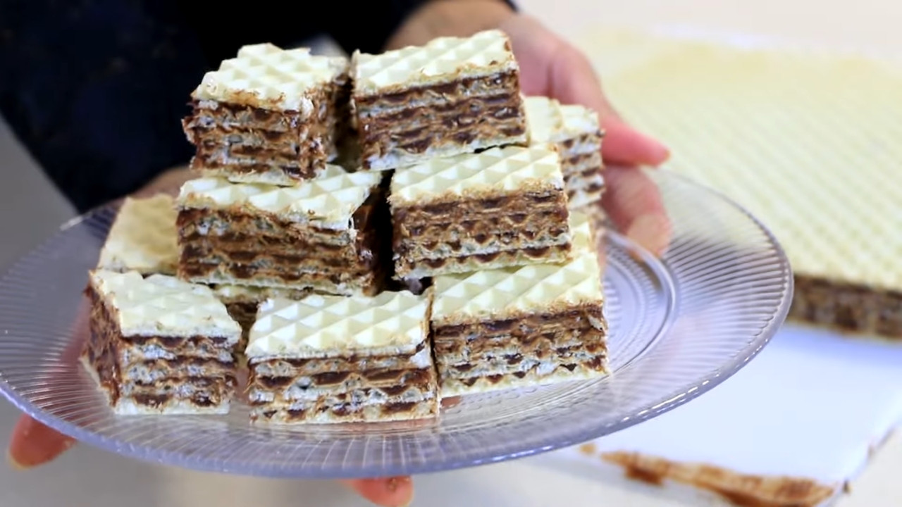 Oblande sa čokoladom i orasima isečene na kocke, složene na tanjiru i spremne za posluženje