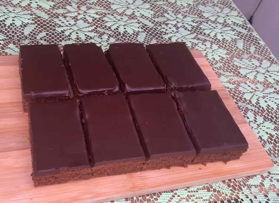 prikaz osobe koja seče čokoladni kolač