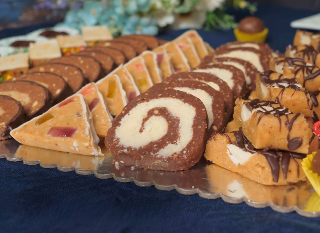 prikaz sitnih kolača na ovalu