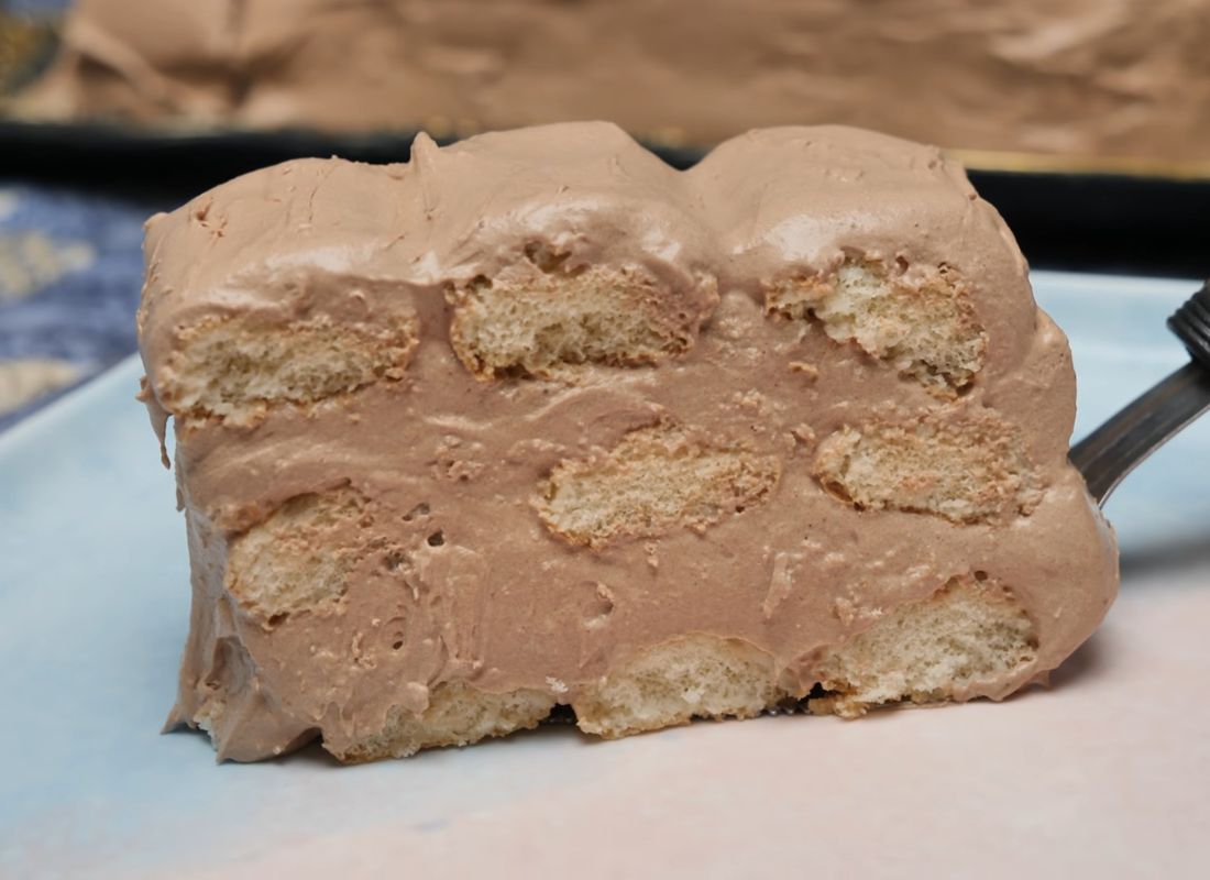 prikaz kremastog kolača sa piškotama i čokoladnim filom, bez pečenja