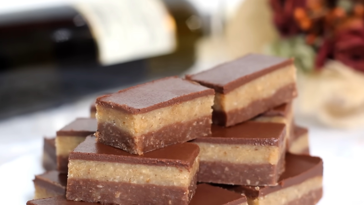 Komadi bajadere sa jasno vidljivim svetlim i tamnim slojem prekriveni sjajnom čokoladnom glazurom