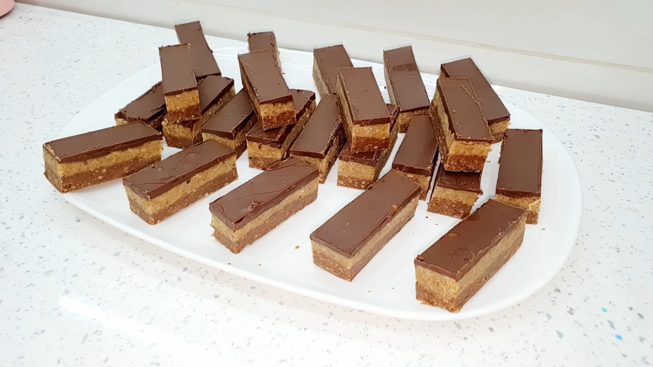 Domaća bajadera isečena na štanglice sa slojevima oraha i čokolade na tanjiru