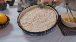 Baklava u tepsiji sa poslednjim slojem kora pre pečenja