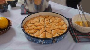 Isečena baklava u činiji pre pečenja