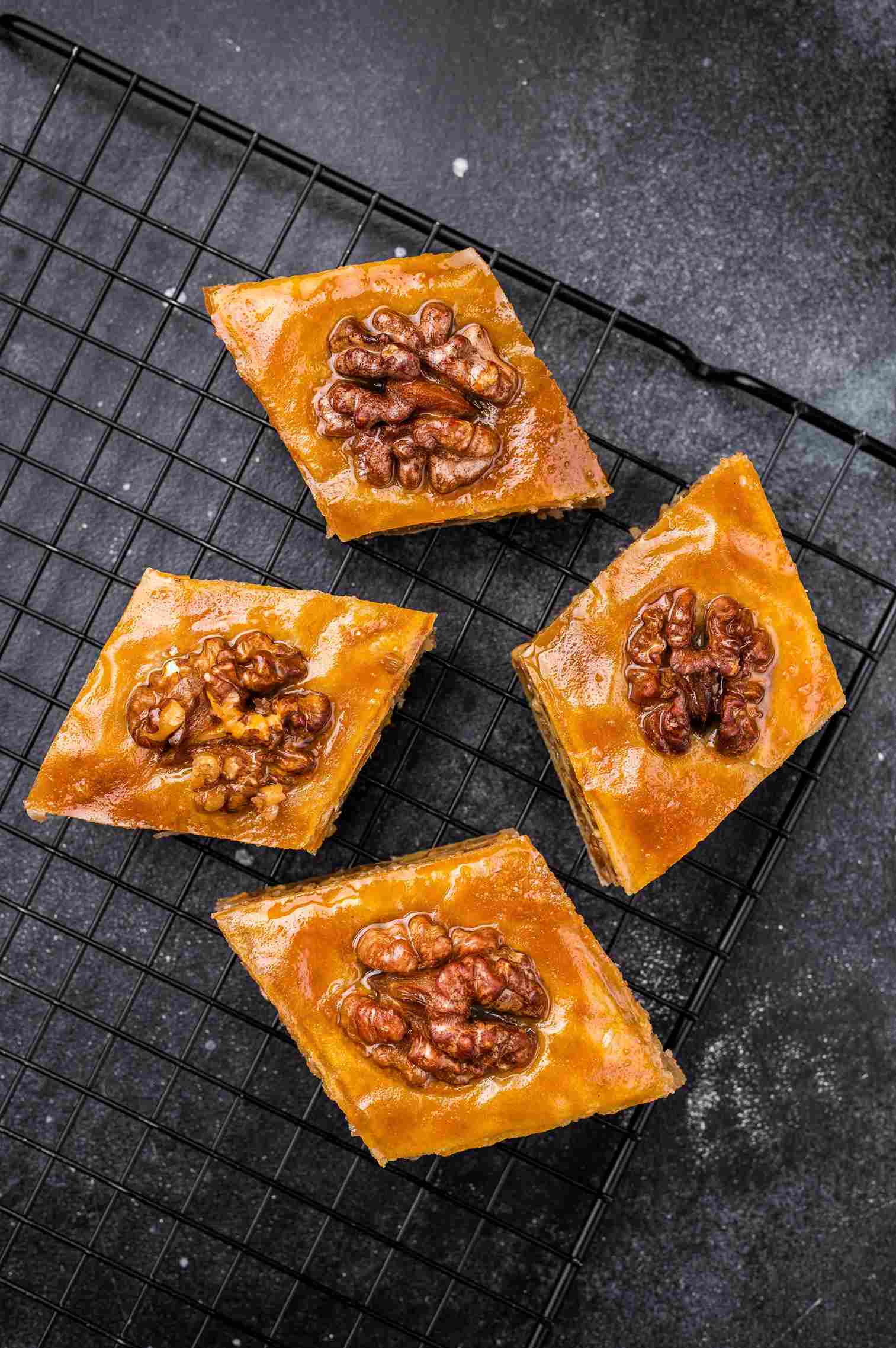 Komadi baklave sa orasima preliveni sirupom na rešetki