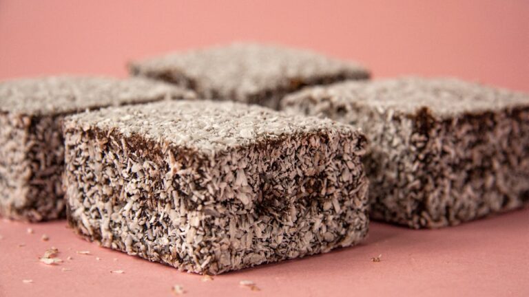 Čupavci sa čokoladom i kokosom – sočne biskvit kocke