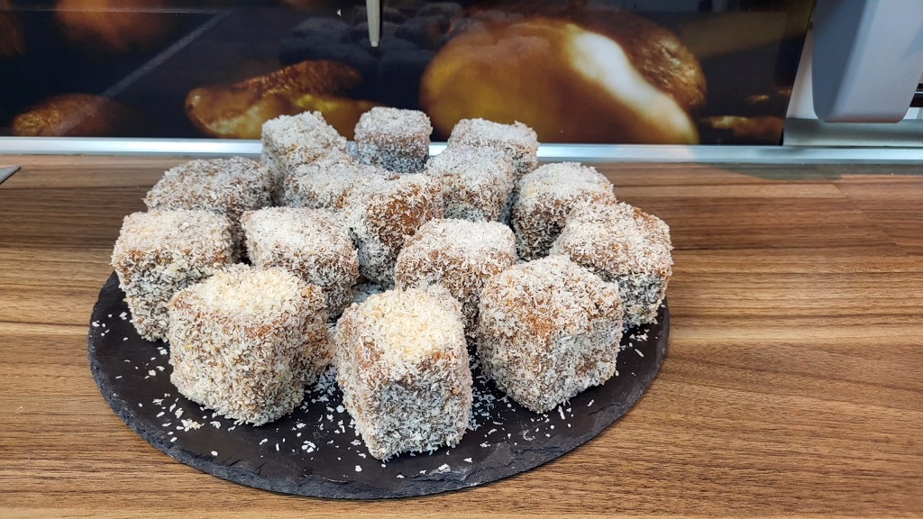 Gotovi čupavci uvaljani u kokos složeni na tacni spremni za serviranje