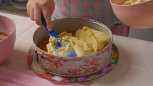 Fil se ravnomerno razmazuje preko podloge u kalupu pomoću špatule