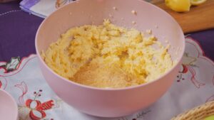 U činiji se muti puter sa šećerom dok ne postane kremasta smesa za pripremu kolača