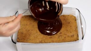 Preko ohlađenog kolača ravnomerno se preliva sjajna čokoladna glazura