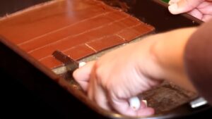 Ohlađen kolač se seče nožem na jednake pravougaone komade