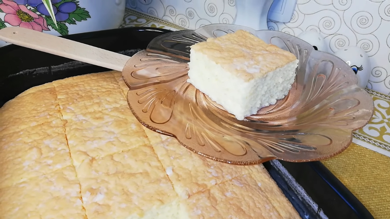 Parče domaćeg koha od griza isečeno iz pleha i servirano na tanjiru