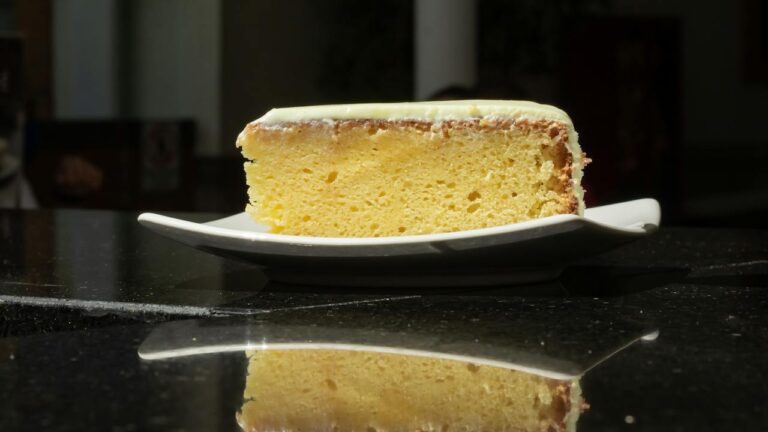 Krempita sa domaćim filom i lisnatim testom – klasičan vanila kolač