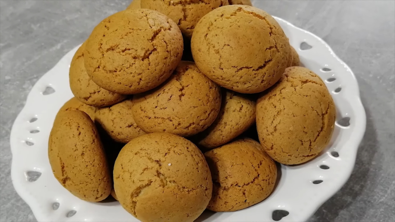 Mekani medenjaci složeni na tanjiru, zlatno pečeni sa blagim pukotinama na površini