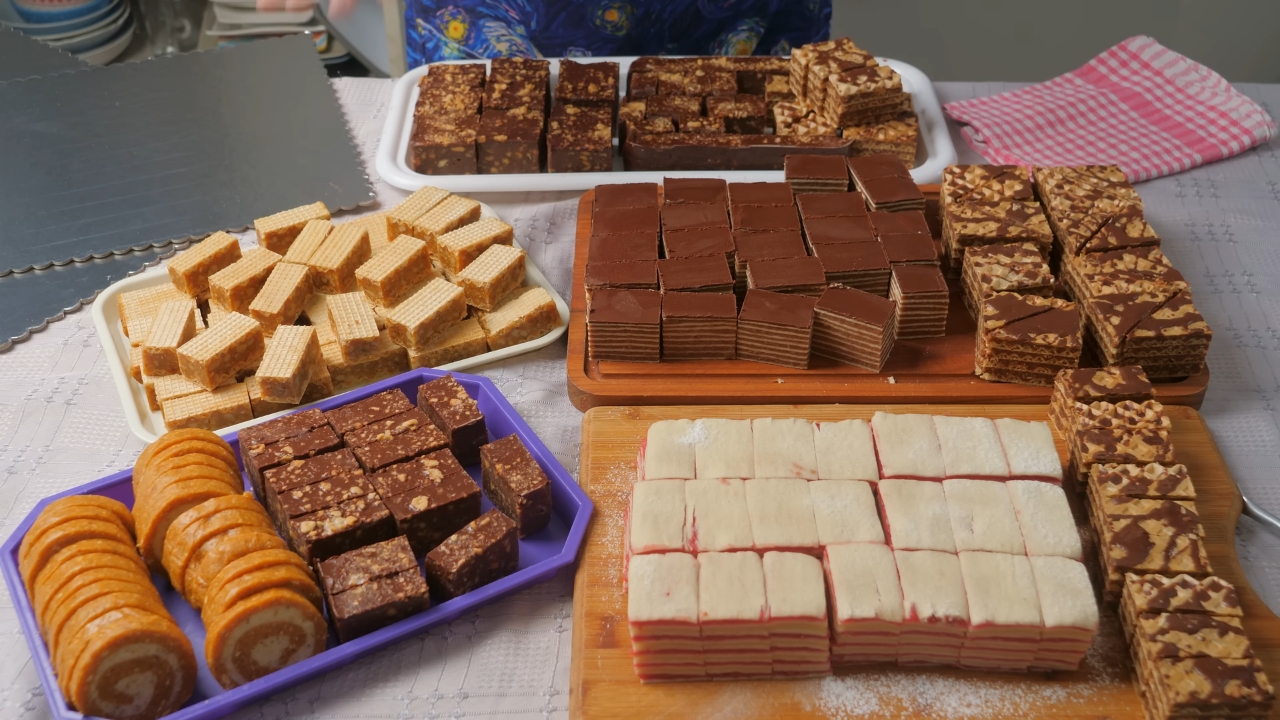 Razni domaći kolači i sitni slatkiši poslagani na stolovima za posluženje