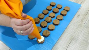 Na male krugove biskvita špricem se nanosi krem kako bi se spojili u kolačiće