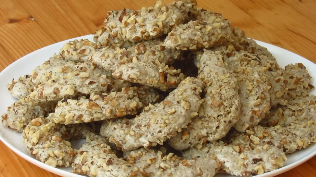 Domaće orasnice sa komadićima oraha poslagane na tanjiru