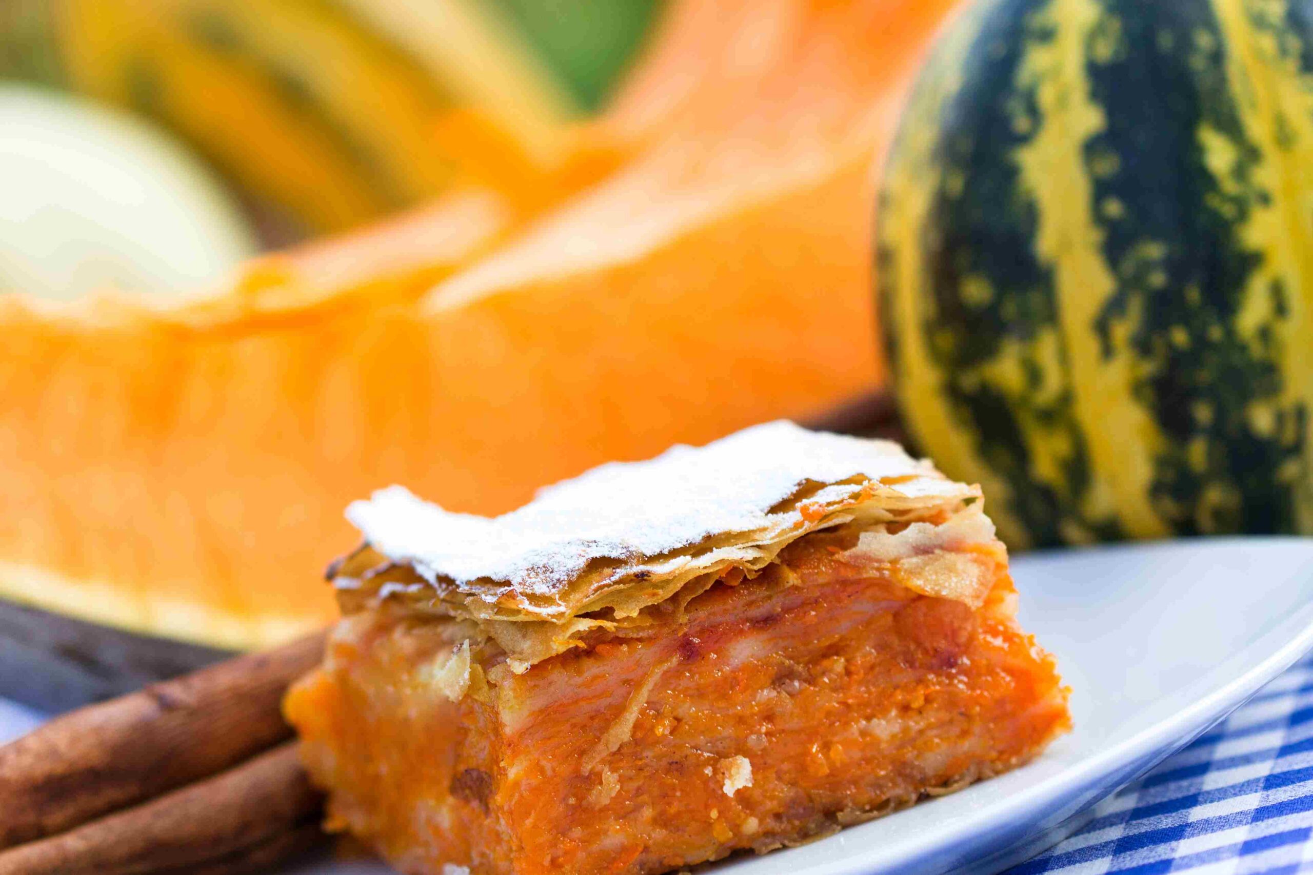 Parče pite sa bundevom posuto šećerom u prahu