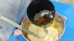 U umućenu smesu dodaju se brašno i kakao, pripremajući gustu masu za fil