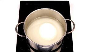 U šerpi na šporetu zagreva se svetao sirup od vode i šećera