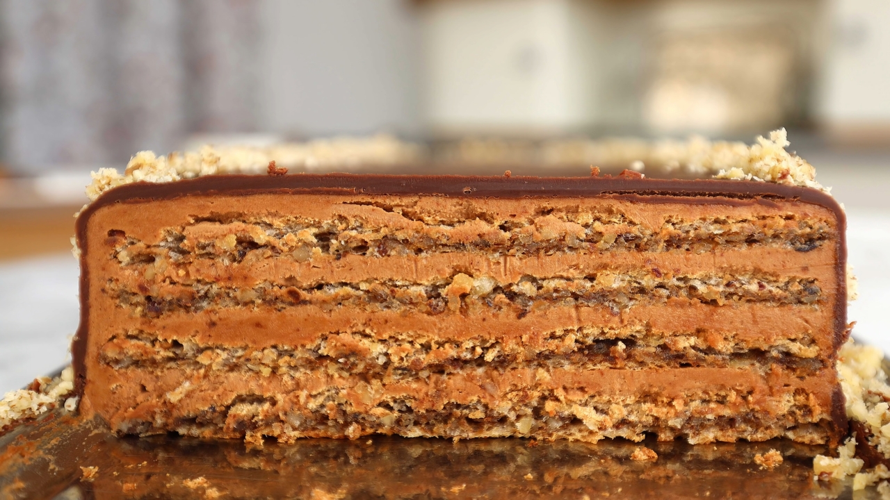 Reforma torta sa orasima i čokoladom u preseku sa vidljivim slojevima kora i bogatog čokoladnog fila