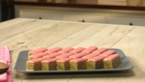 Rozen torta isečena na pravilne štanglice sa roze glazurom