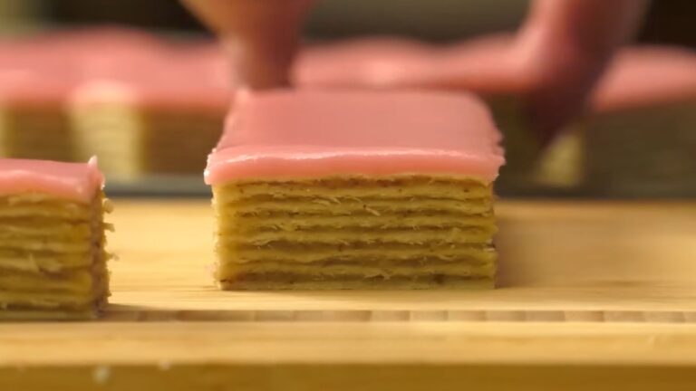 Rozen torta – starinski recept sa orasima i roze glazurom