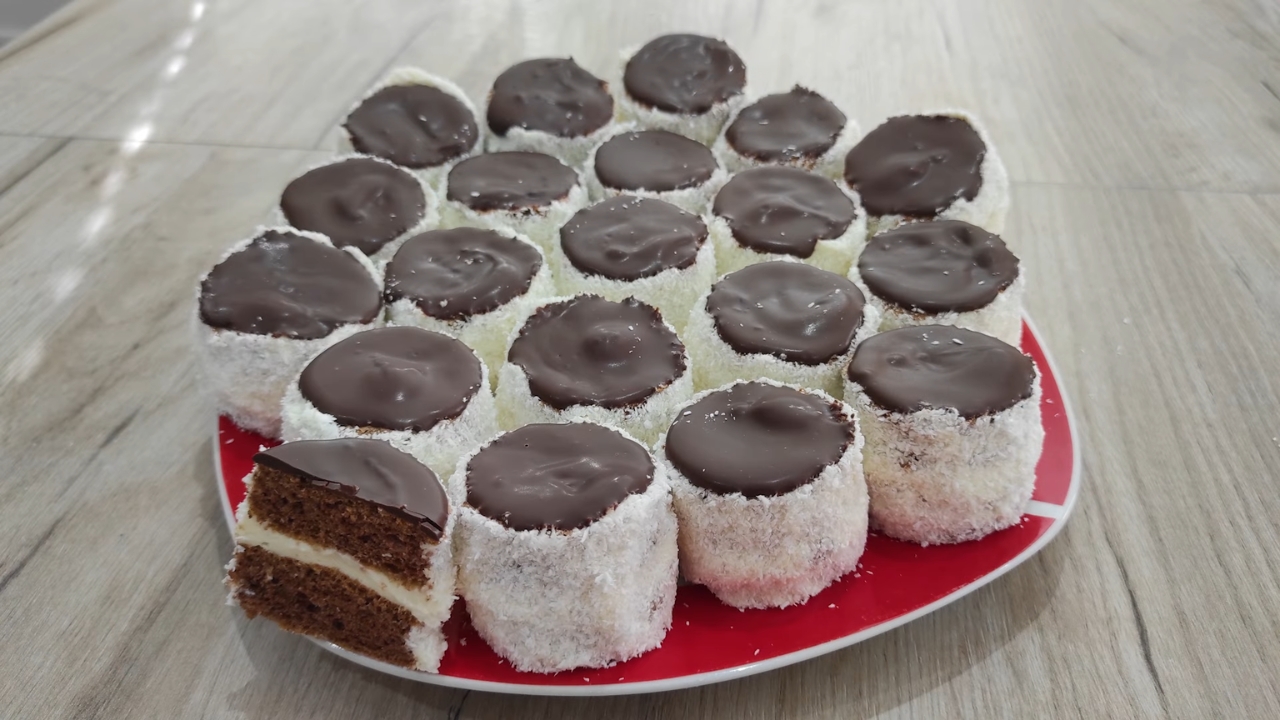 Na slici se nalazi tanjir pun sitnih kolača – ruskih kapa, uredno poređanih u krug