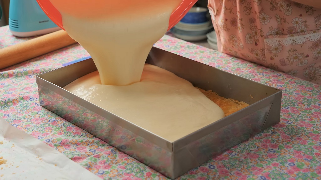 Sipanje toplog fila preko donje kore lisnatog testa u plehu