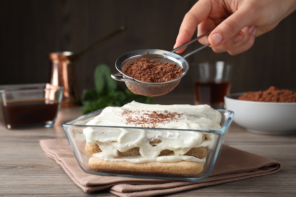 Posipanje kolača kakaom