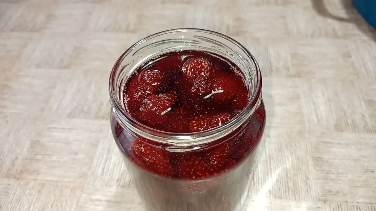 Tegla domaćeg slatkog od jagoda u gustom sirupu na stolu