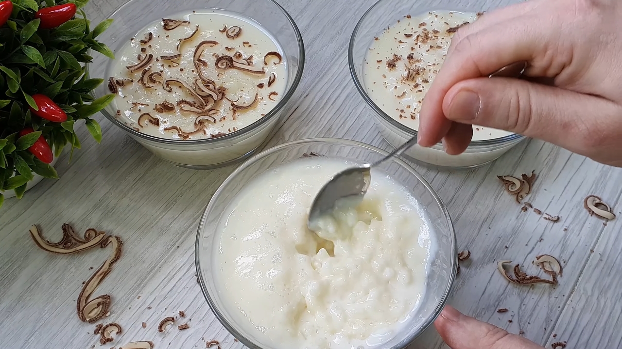 Domaći sutlijaš serviran u činijama sa rendanom čokoladom dok se uzima kašikom