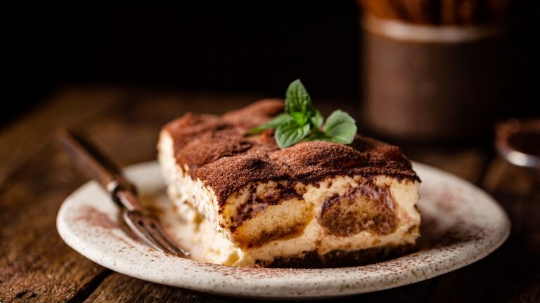 Tiramisu sa piškotama i mascarpone kremom – desert sa kafom