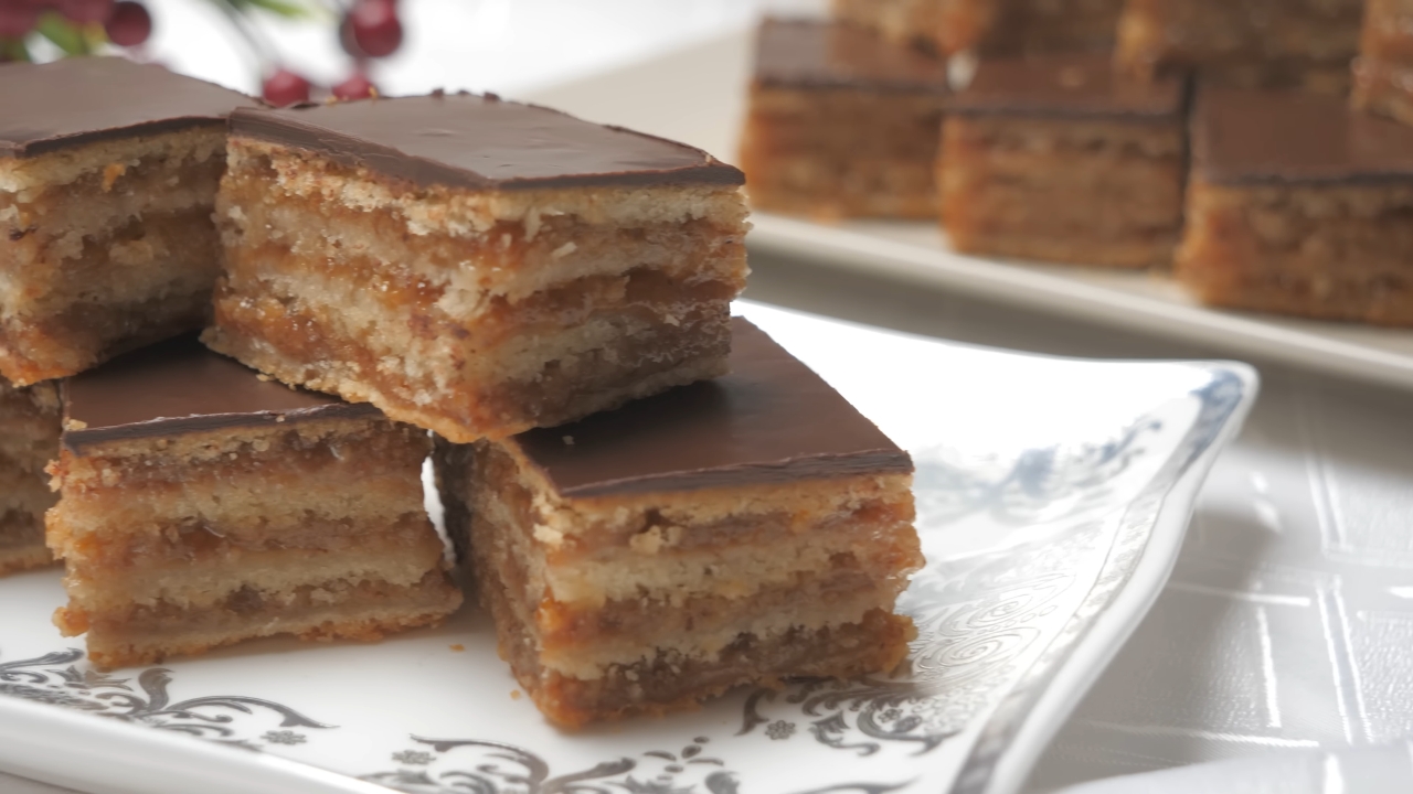 Žerbo kocke sa slojevima testa, džema i oraha prelivene čokoladom na tanjiru