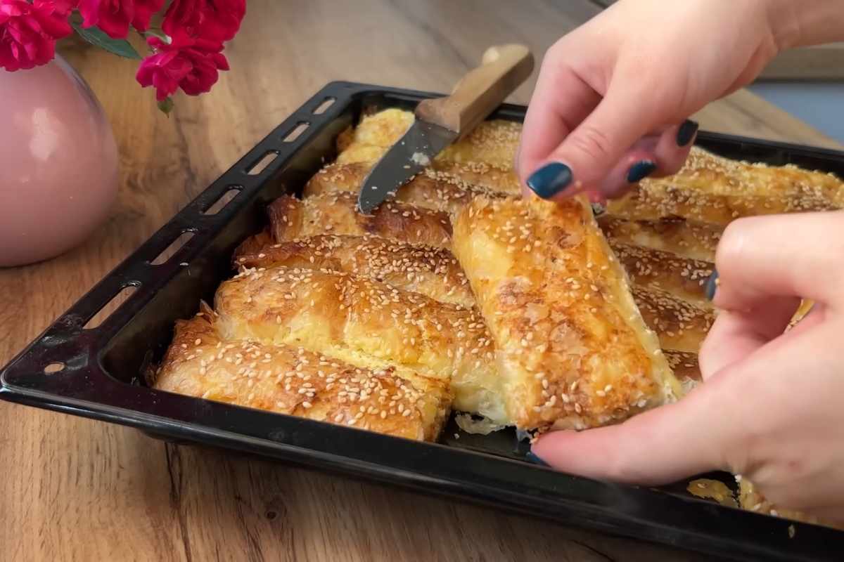 osoba pokazuje pitu sa sirom od gotovih kora