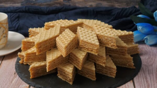 Oblande sa karamel filom – starinski recept koji se lako seče