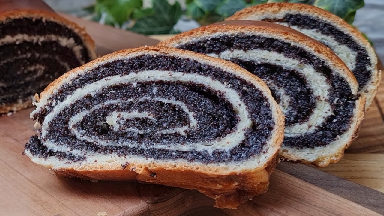Domaća štrudla sa makom isečena na debele kriške