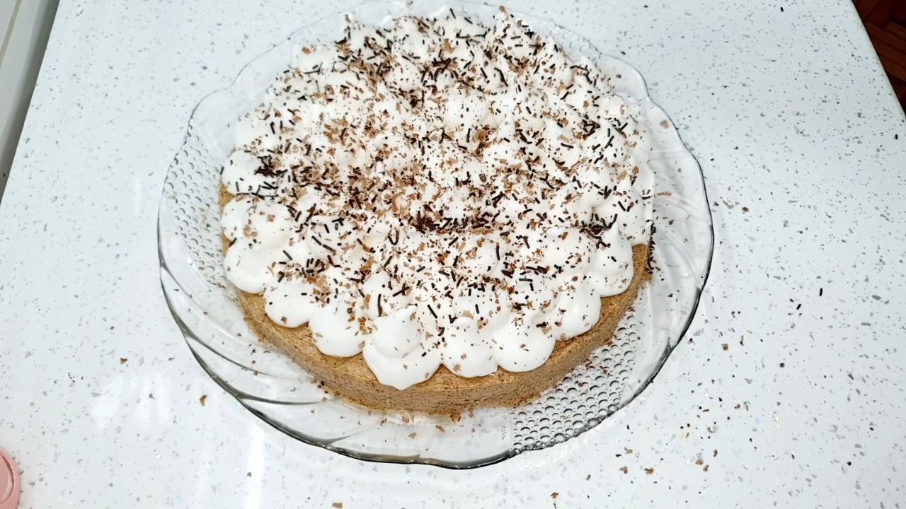 Vasina torta sa bogatim slojem belog šauma i rendanom čokoladom na vrhu